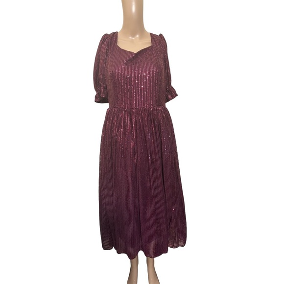 Ivy City Co Dresses & Skirts - Ivy City Co Shimmering burgundy Midi Dress